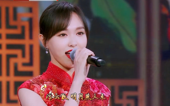 关晓彤许魏洲演唱开场曲,大长腿组合很养眼,唐