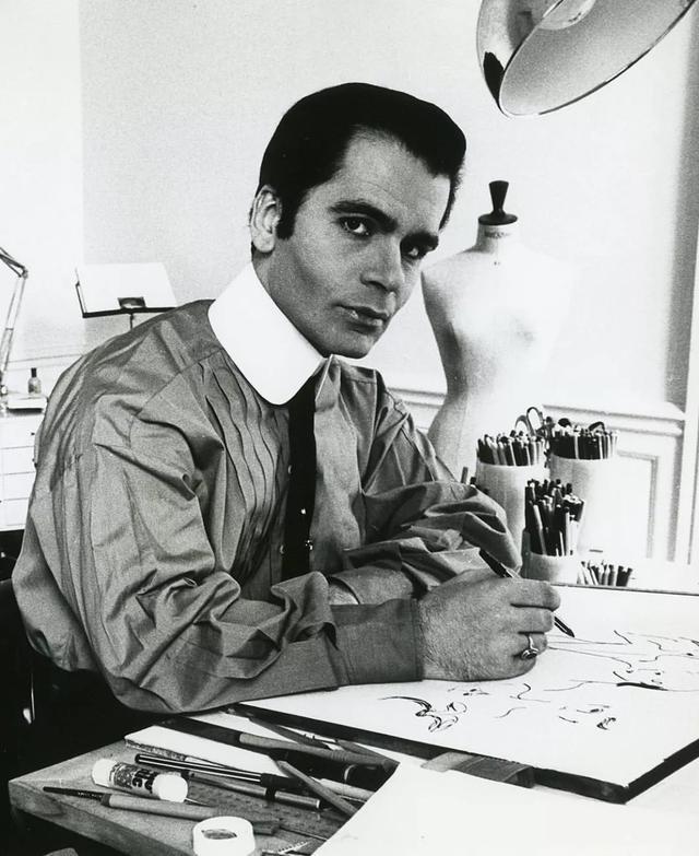 一辈子不结婚不生小孩会孤独终老?老佛爷卡尔