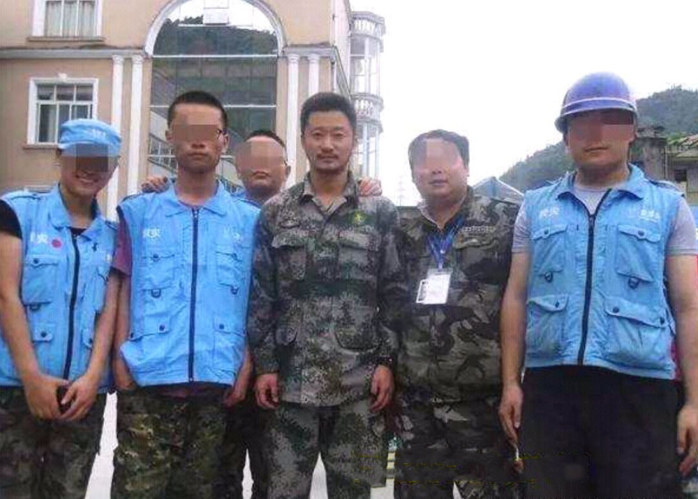 5·12汶川大地震,吴京与武警战士一同抗震救灾,很接地气