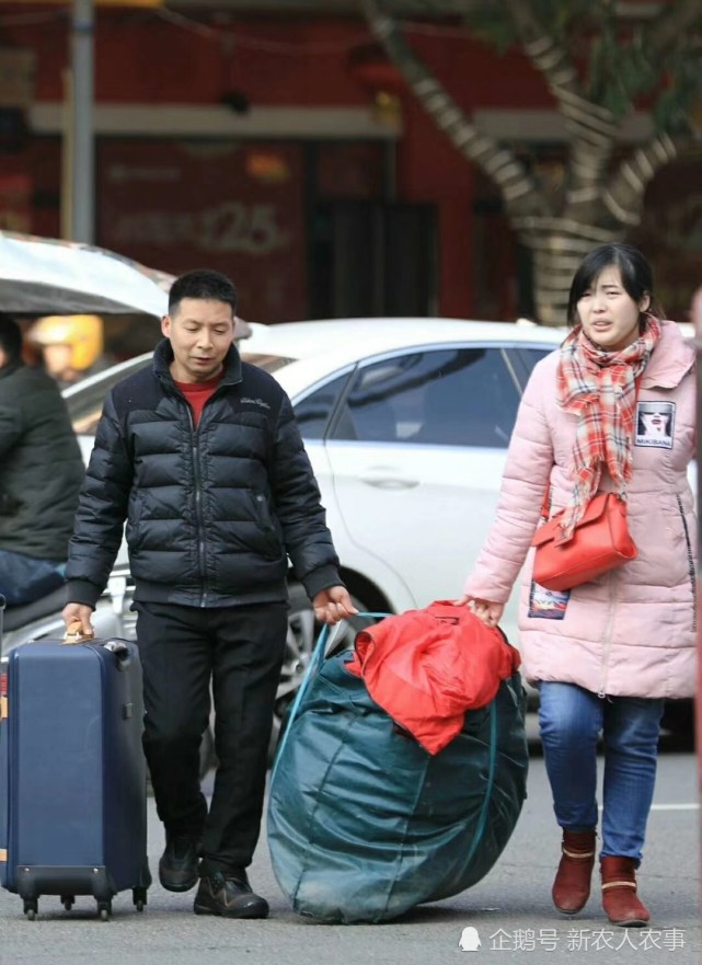 人潮涌动!年过完了,实拍四川农民工大包小包的进城务工