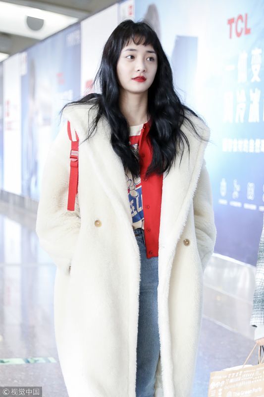 周洁琼街拍:羊羔毛泰迪熊大衣牛仔裤,短一截刘海明媚少女