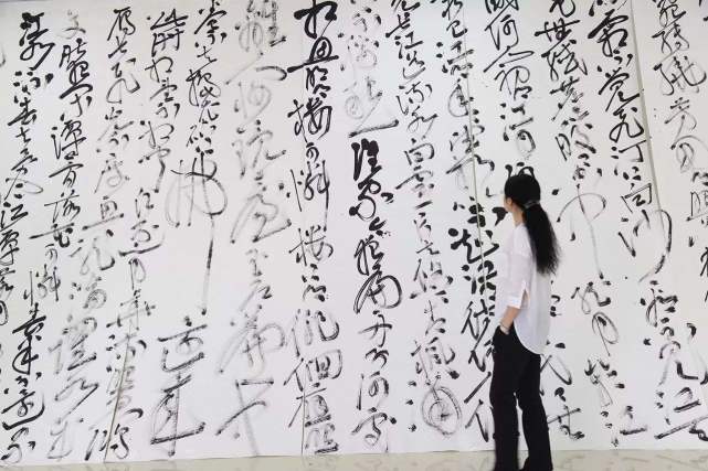 美女博士拜师王冬龄,一手草书酣畅淋漓,网友却说:丑书味太浓