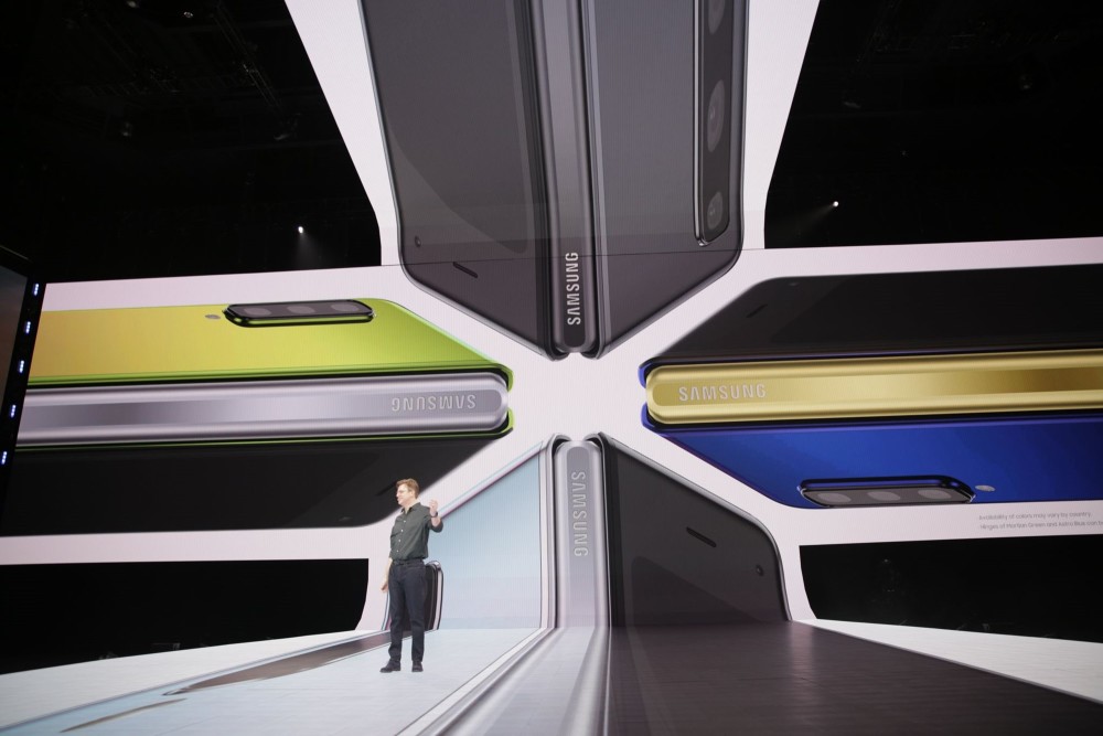 三星发布首款折叠屏手机:屏幕展开达7.3英寸 售