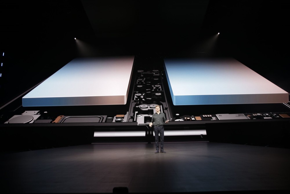 三星发布首款折叠屏手机:屏幕展开达7.3英寸 售
