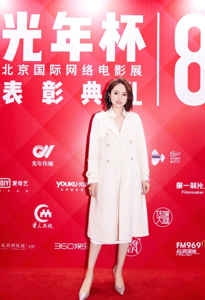 董璇太会穿了,毛衣九分裤露出脚踝被怒赞:显高10厘米