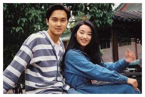 她是张智霖前女友,被抛弃后不哭不闹,写情歌赠袁咏仪,意味深长