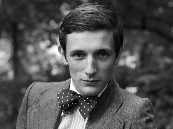 老佛爷坐拥13亿财产,为何还要工作到生命最后