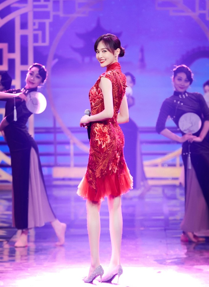 唐嫣婚后更美了，穿大红刺绣旗袍配银色高跟鞋，身形纤细魅力十足
