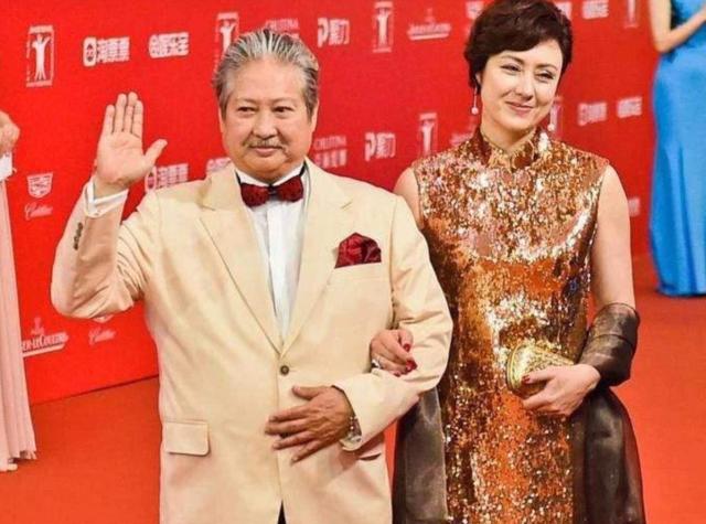 67岁洪金宝近照,头发花白和娇妻像