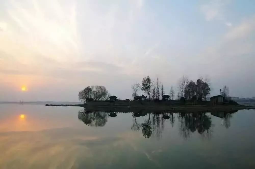 项目位于嘉鱼县鱼岳镇三湖连江水库至公路桥,南至梅懈湖桥环湖沿岸