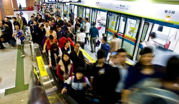 农村盖房胜过城里买房?高房价加速人才流失,三