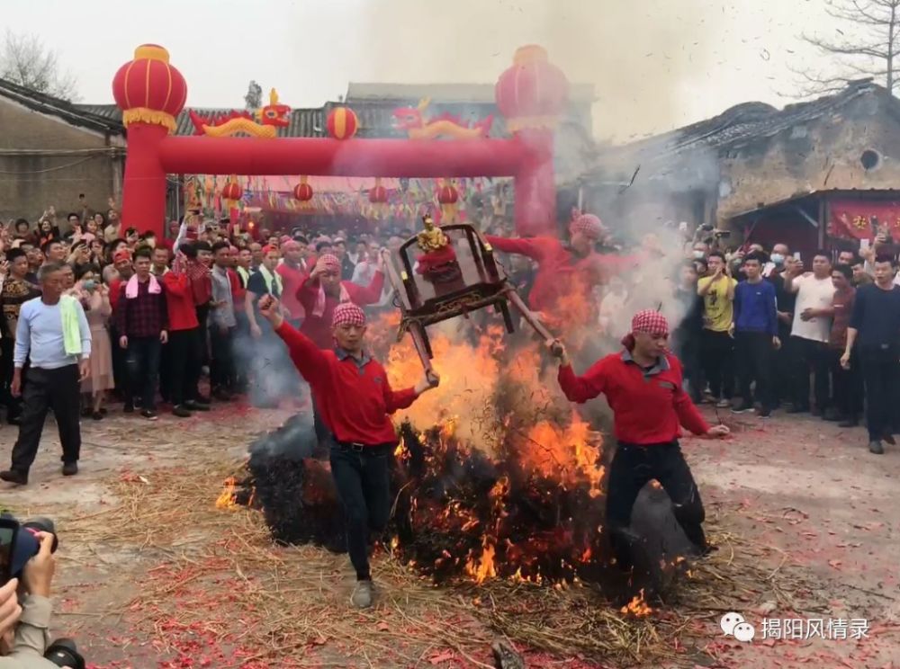 揭阳市月城镇篮头灰窑村"营佛祖爷"跳火堆!场面超级壮观!