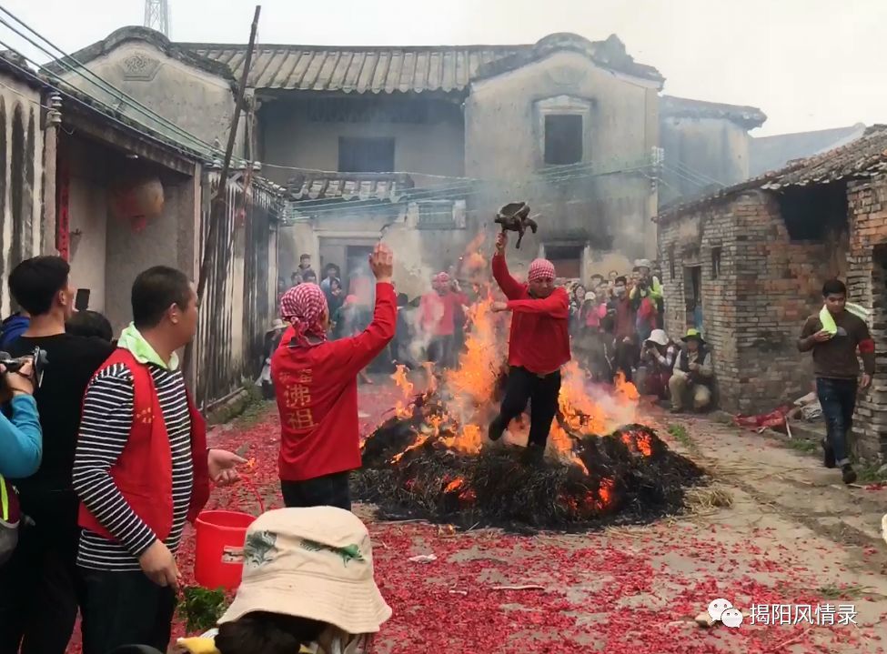 揭阳市月城镇篮头灰窑村"营佛祖爷"跳火堆!场面超级壮观!