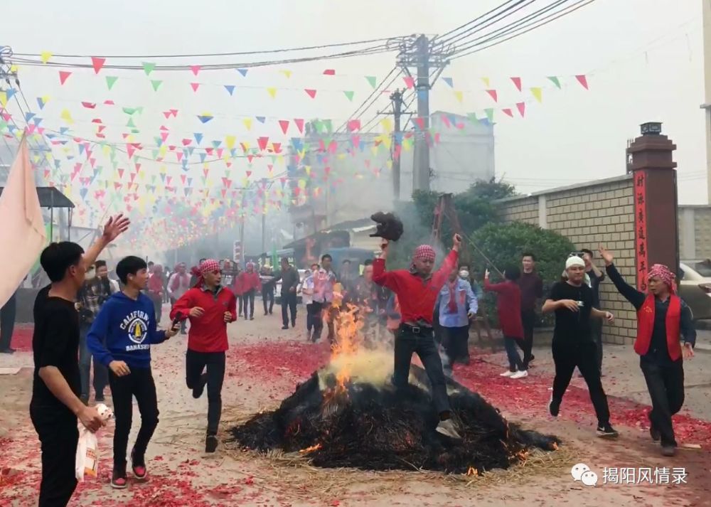 揭阳市月城镇篮头灰窑村"营佛祖爷"跳火堆!场面超级壮观!