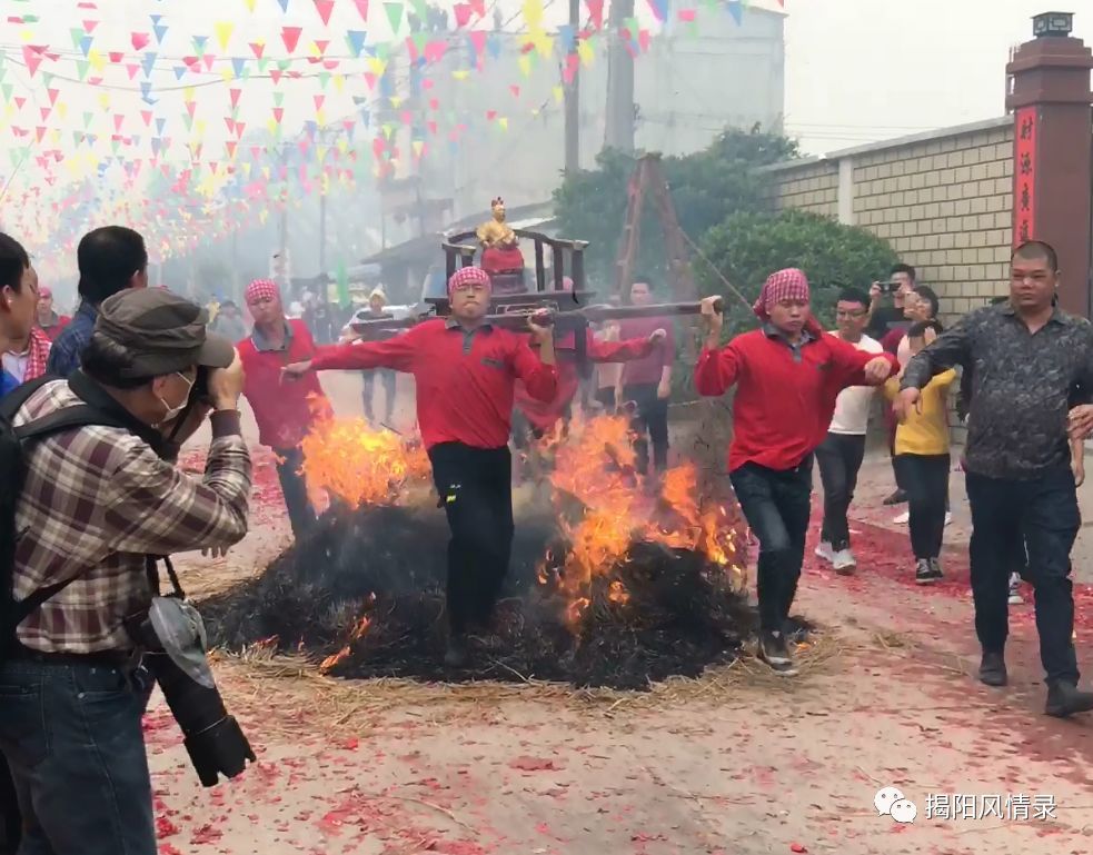 揭阳市月城镇篮头灰窑村"营佛祖爷"跳火堆!场面超级壮观!