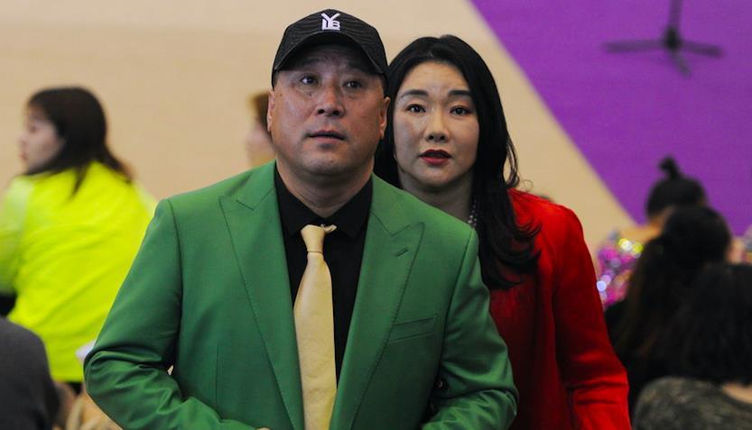 李永波谢颖夫妇罕见一同亮相,红配绿穿搭时尚