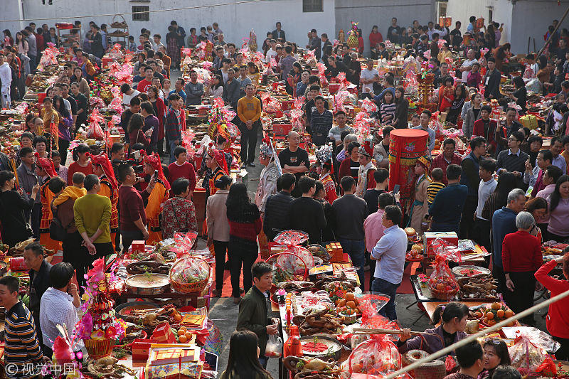广东揭阳:实拍潮汕地区祭拜妈祖盛况 祭品丰富豪气