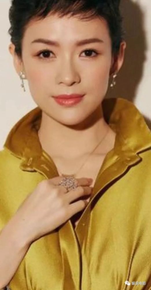 章子怡超大颗戒指上热搜,以为戴的花,节目延迟