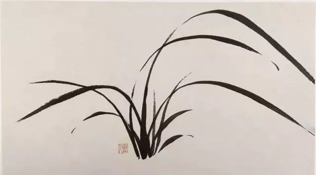 主茎兰花显弧线形向下弯曲,其势伸向了画面的下方,在右下有一花头