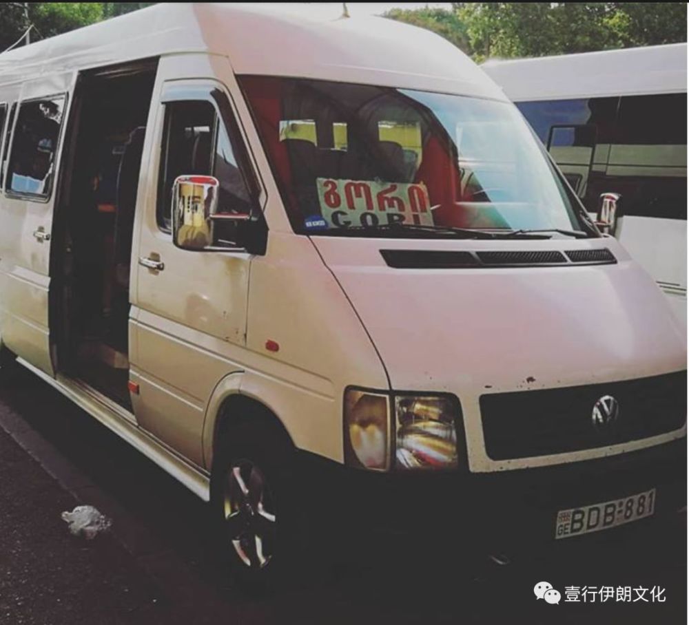 坐着小木椅当成的小巴车 去格鲁吉亚看美景 看点快报