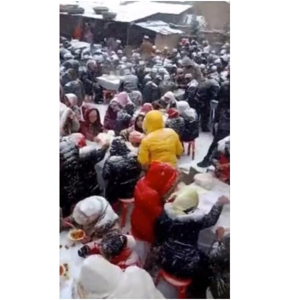 祝福够真诚!下雪天露天婚宴,亲戚朋友依旧到场