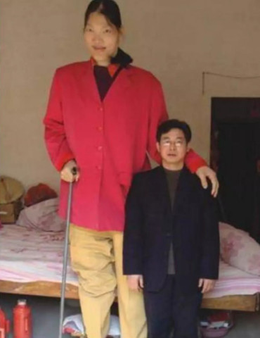 她是世界第一"女巨人",15岁身高就超2米,男友仅到她腰