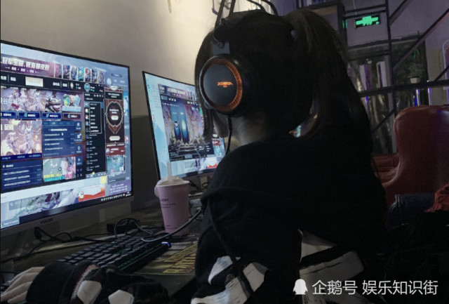 去网吧上网,在他的微博上上传了几张在网吧玩lol的照片,但是细心的