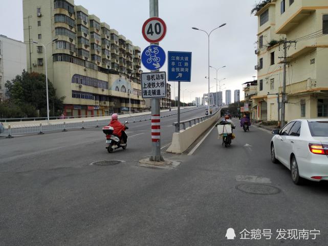 嫌命长?南宁电动车无视交通规则,强行走机动车道