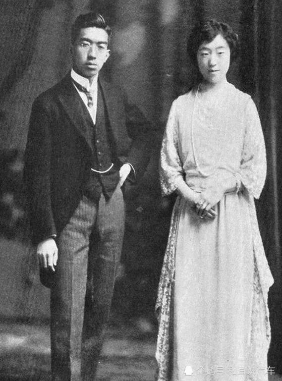 二战,香淳皇后带女儿给日本军官缝背心,虽作秀居多,仍证明一事