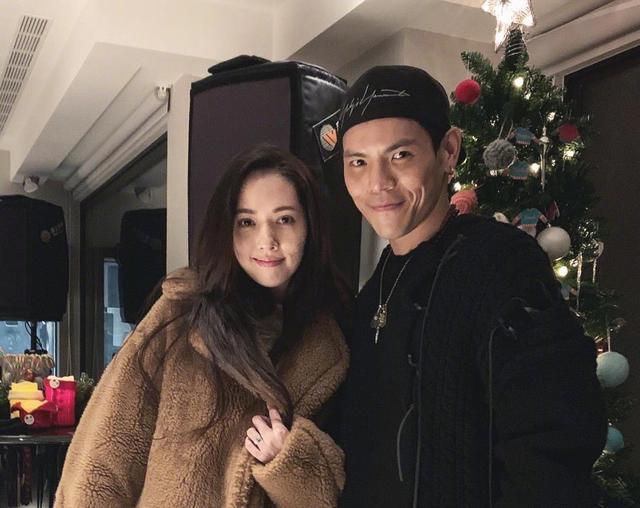 碧婷晒男友视角美照,无名指戴戒指,疑与向佐同