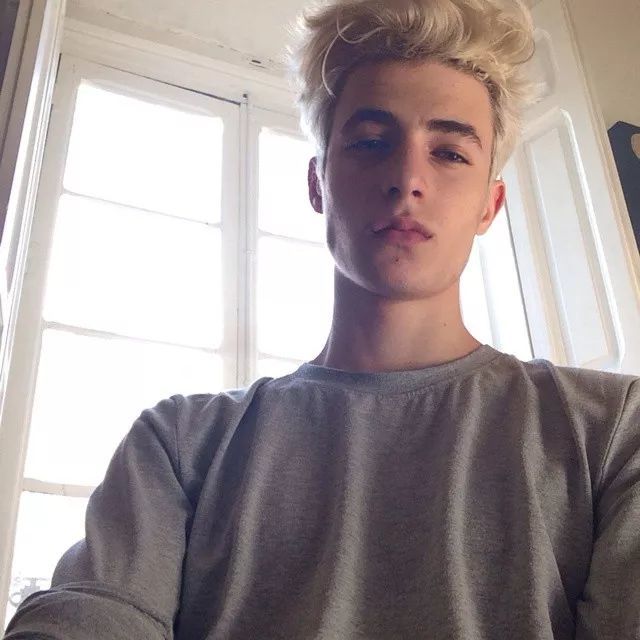 被爱马仕力捧的男模Oscar Kindelan,羡慕他的颜