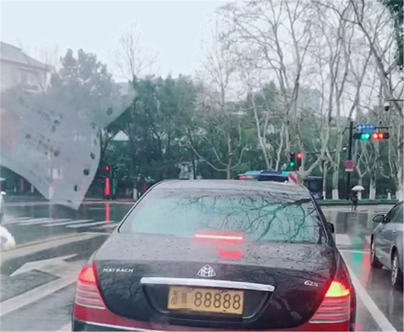 5个8迈巴赫现浙江,车价900万牌250万,保养一次