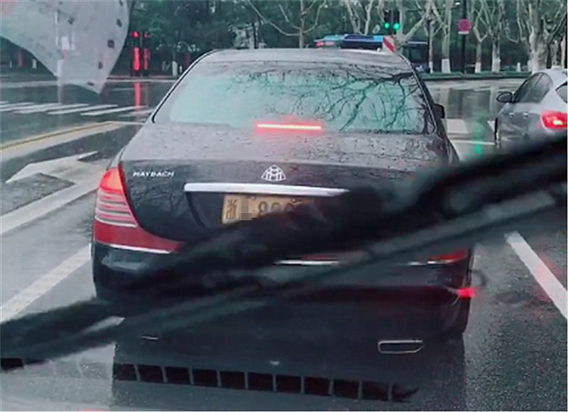 5个8迈巴赫现浙江,车价900万牌250万,保养一次