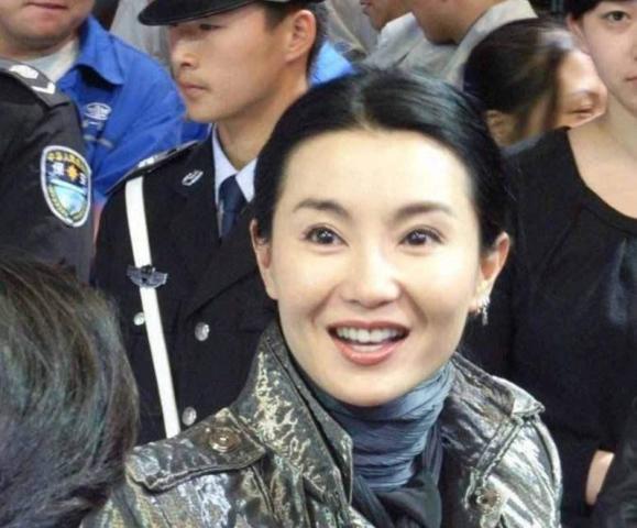 张曼玉谢霆锋街头大口吃美食,两人素颜出镜接地气,这画面很难得