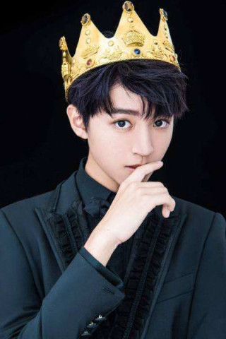 当男星戴上皇冠:王俊凯惊艳,王源可爱,易烊千玺就是男神本尊了