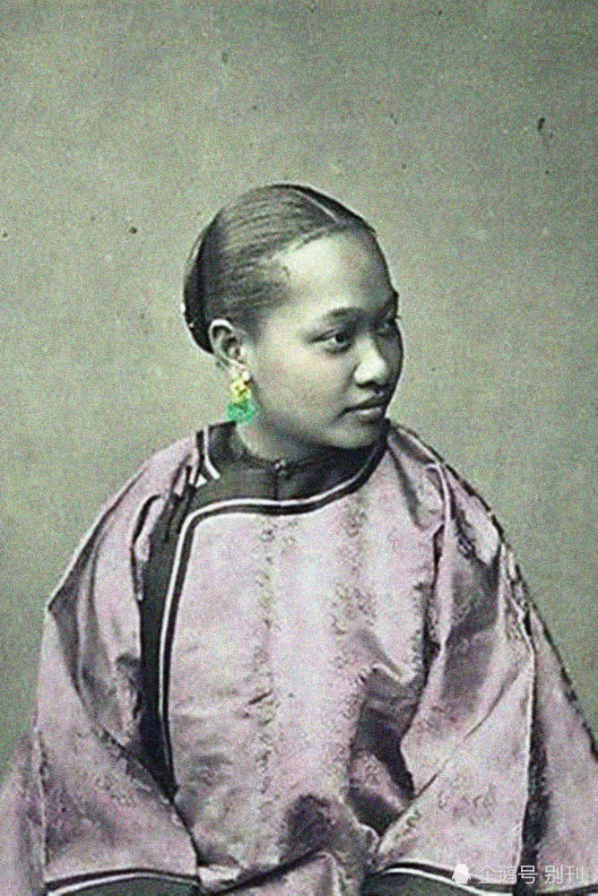 清朝女子的老照片证明,她们都是衣服架子,化妆风格堪比网红