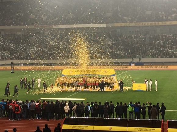 上海上港首获超级杯冠军 归化球员侯永永登场