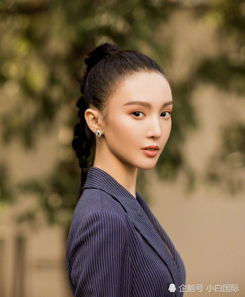 差点没认出来,金晨换个新发型像换了个人,搭配条纹长裙身高亮了