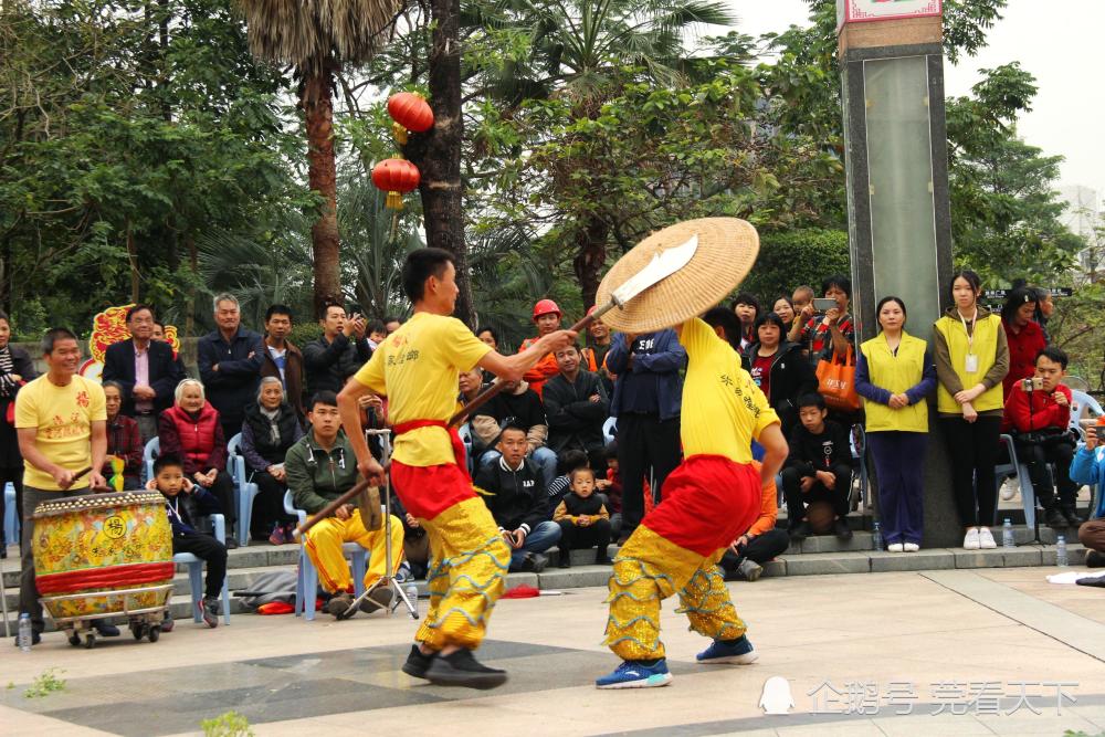 东莞:当功夫遇上麒麟舞,"条凳"大战木棍颇为精彩