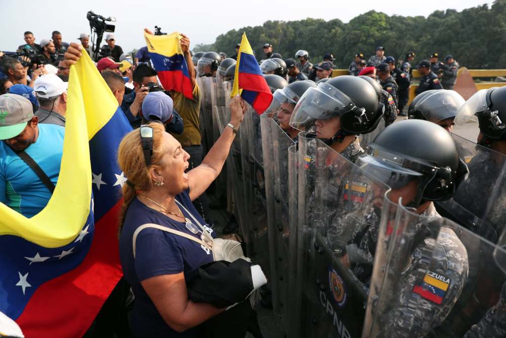 委内瑞拉反对派领导人发誓重返首都,遭警告或
