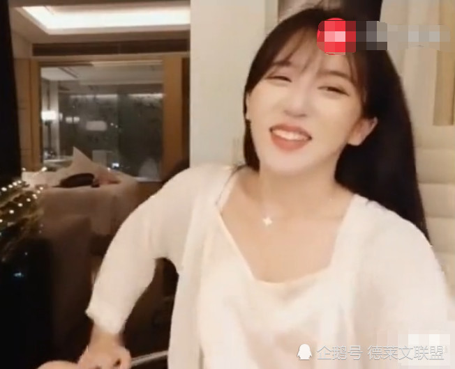 呆妹儿素颜开直播,看到她身后镜子中的模样,网友:已截屏
