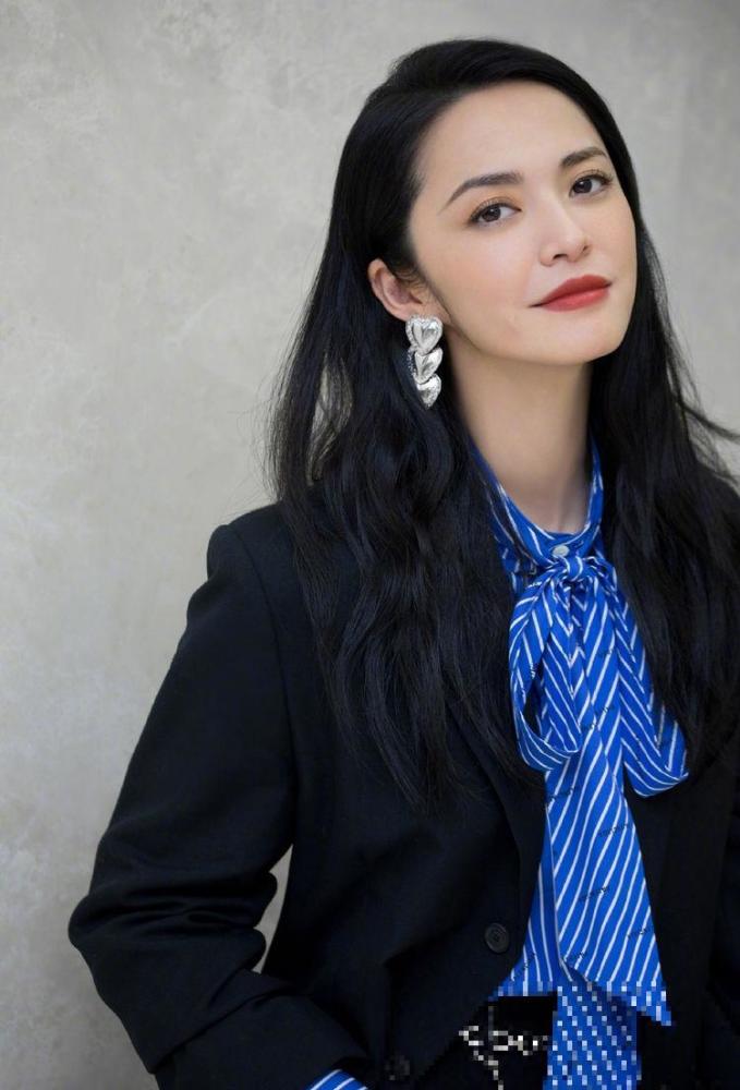 39岁姚晨太任性,素颜不画眉毛走机场,这才是女星最真实的一面