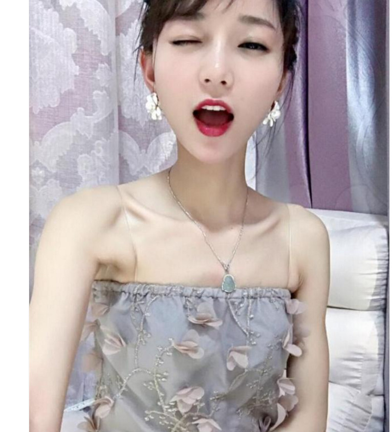 抖音超萌萝莉美女小拖累走红 身材娇小玲珑萌翻百万