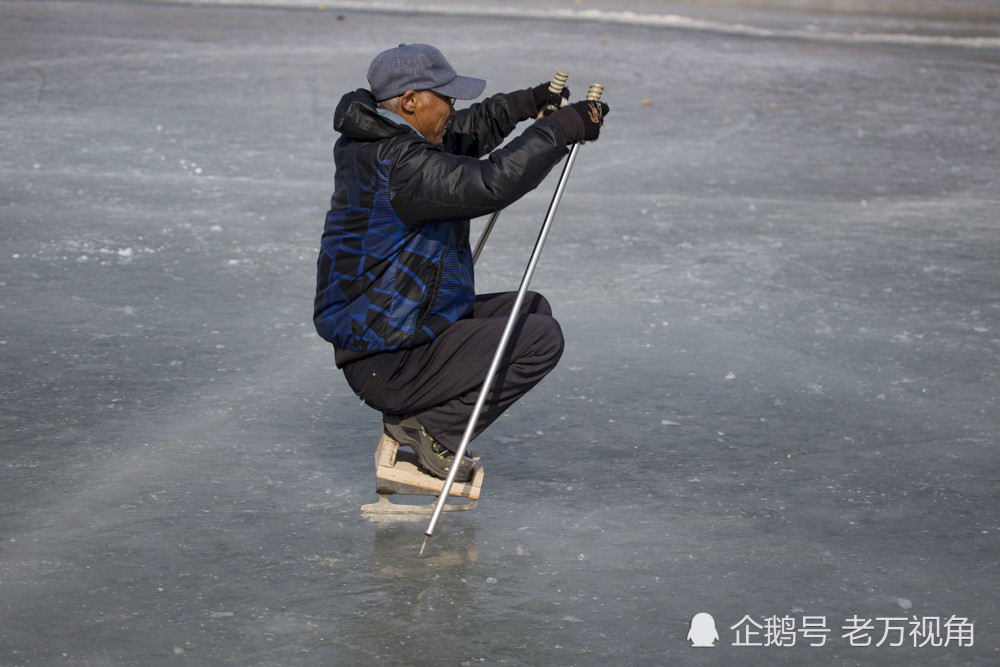吉林市六旬老人制作"单腿驴"等冰上玩具,锻炼一冬,还挣两三千