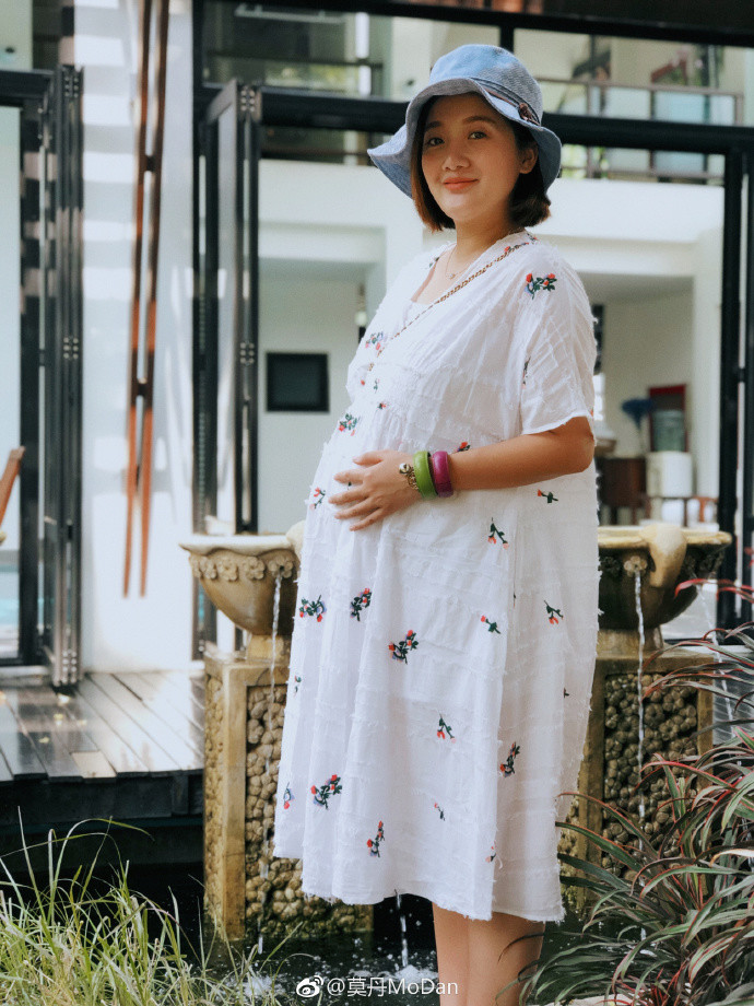 乔杉的老婆莫丹秀怀孕二胎照片,素颜扎着小辫子,辣妈