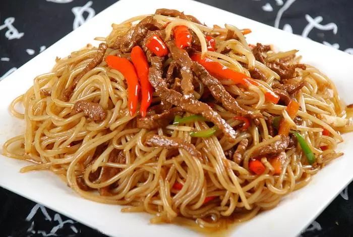 盛产大米,因此也有很多大米做的食品,其中米粉是老百姓日常主食,炒粉