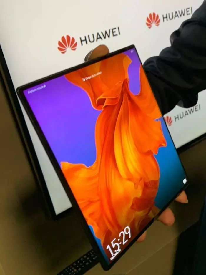 华为5G折叠屏手机亮相:售价17500元,官方公布