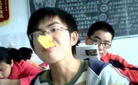 小学生"上课"吃零食有多强?大学生弱爆了,网友:不服不
