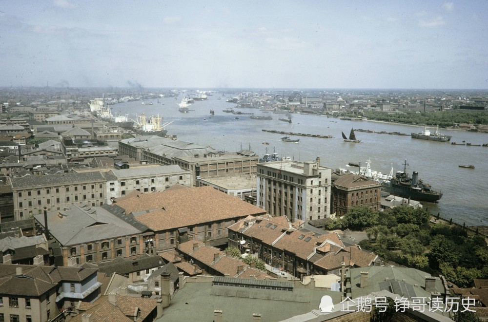 70年代上海黄浦江老照片,繁忙的江面,船帆落满补丁的