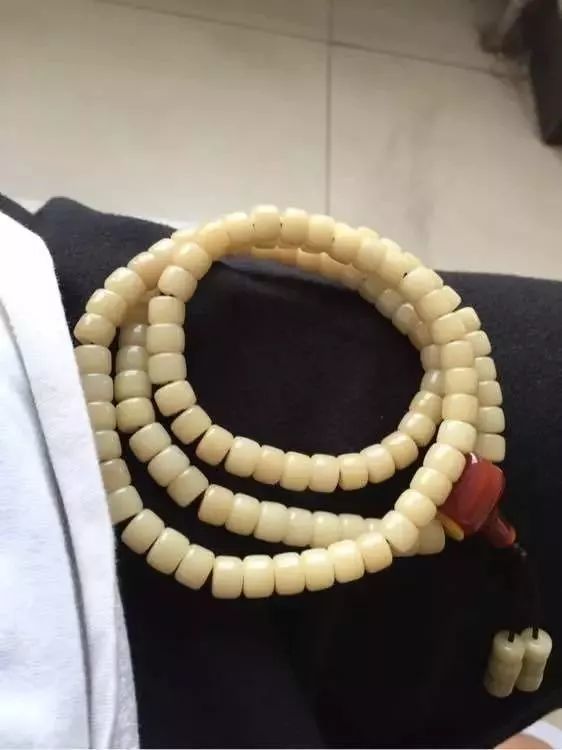 上手后,菩提根就会开始变色,手部油脂和微汗缓缓沁入珠子,珠子就会往